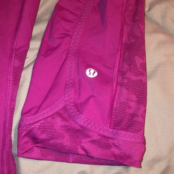Lululemon purple leggings (Capri) - Picture 4 of 4